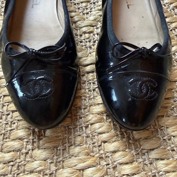 CHANEL Black Patent Leather Ballet Flats - Picture 10 of 15